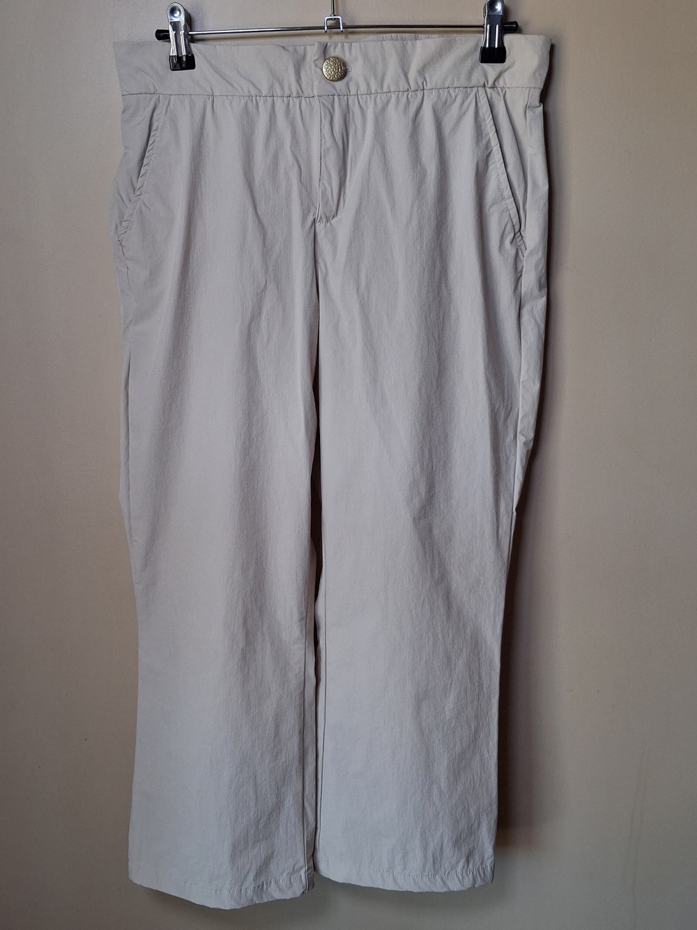 Isle by Melis Kozan Women’s Beige Textured Slacks Pants; Size M
